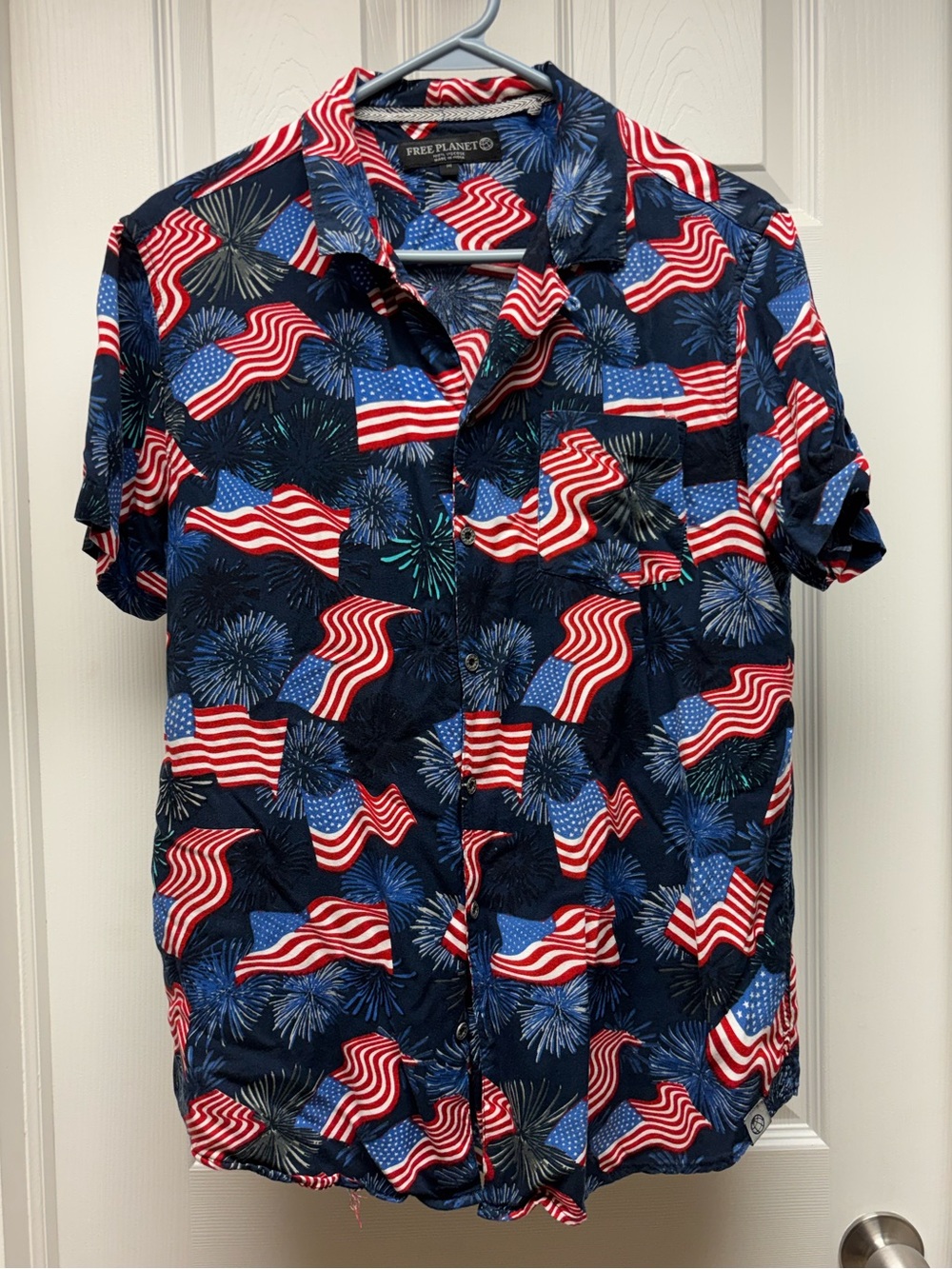 Free Planet Button-Up Shirt Men’s Medium 100% Viscose